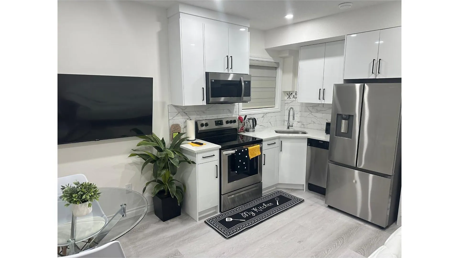 Apartment Award Winning Boho Paradise Sunlit Modern Suite Calgary